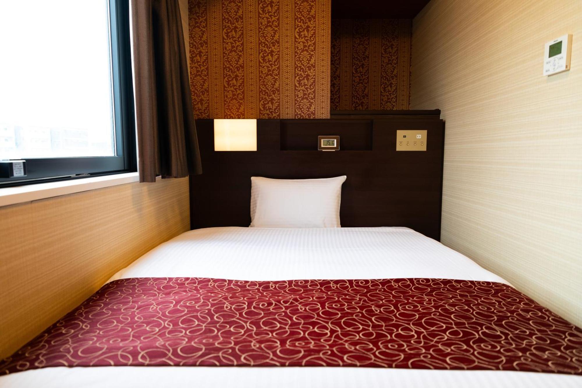 Hotel Hotel. Links Namba